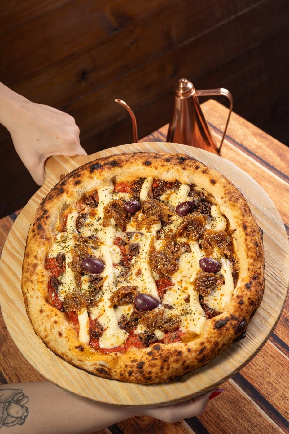Pizza na pá de madeira